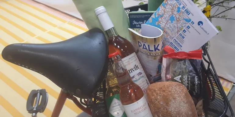 You can buy snacks from the boutiques around the tour.