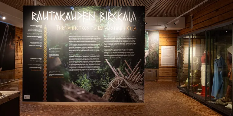 Näyttelyn esittelyseinä