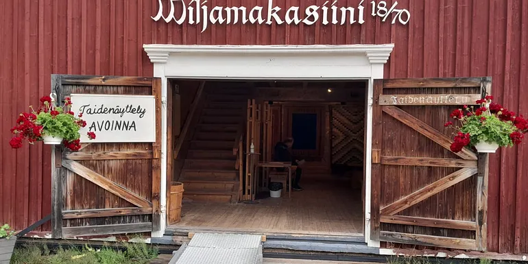 The entrance to the first floor and tourist information is also suitable for wheelchairs.