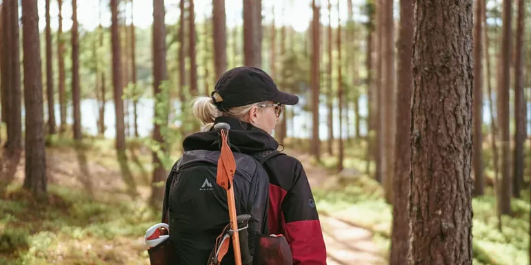 Nainen patikoimassa