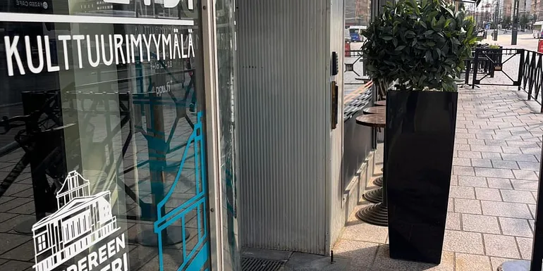 Aplodin sisäänkäynti ulkoa