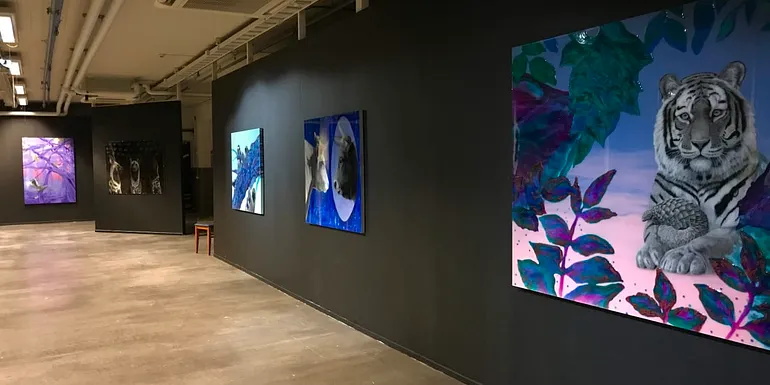 Anniina Puiraksen taidetta Galleria Himmelblaun näyttelyssä