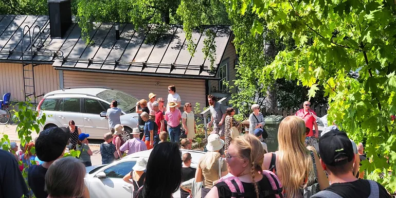 Ihmisiä kävelykierroksella kesäisessä Pispalassa