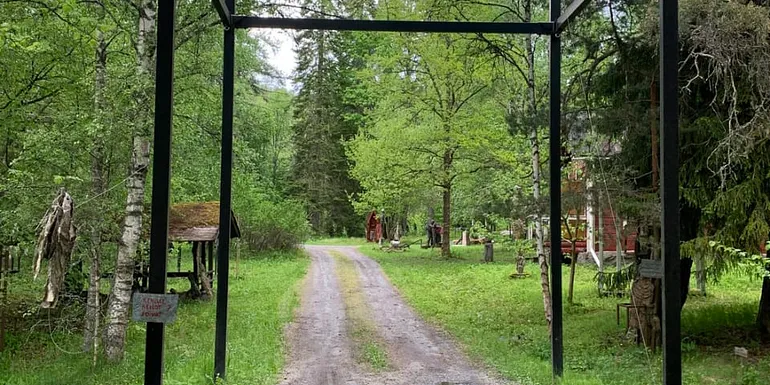 Kenelle kellot soivat (veistospuiston sisääntulo)