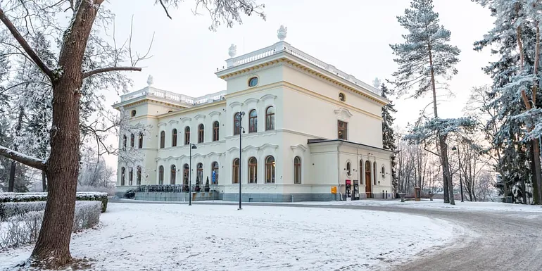Museo Milavida ulkopuolelta, maassa lunta
