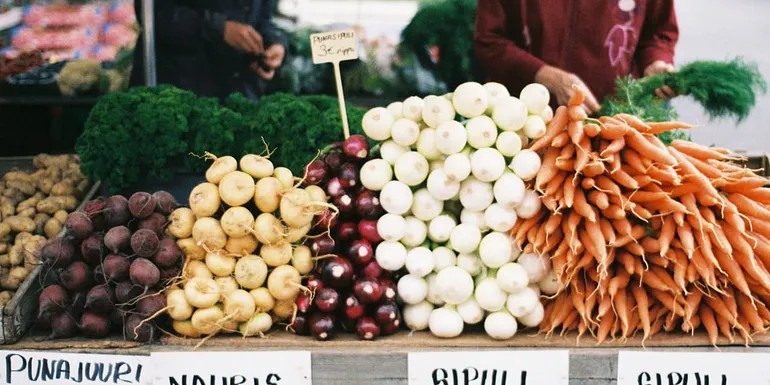 Onions and carrots for sale in Tammelantori.