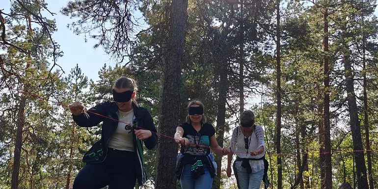 Tunne maa jalkojesi alla neopreenitossut jalassa