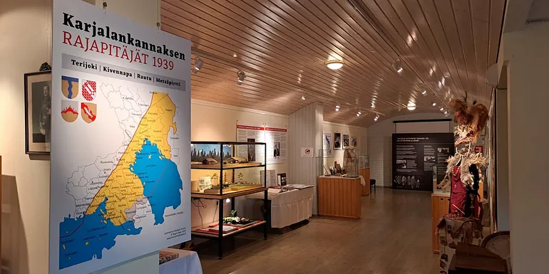 Kuva historiaa esittelevästä näyttelystä