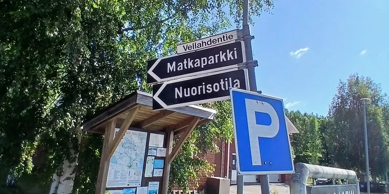 Opastekyltti matkaparkkiin