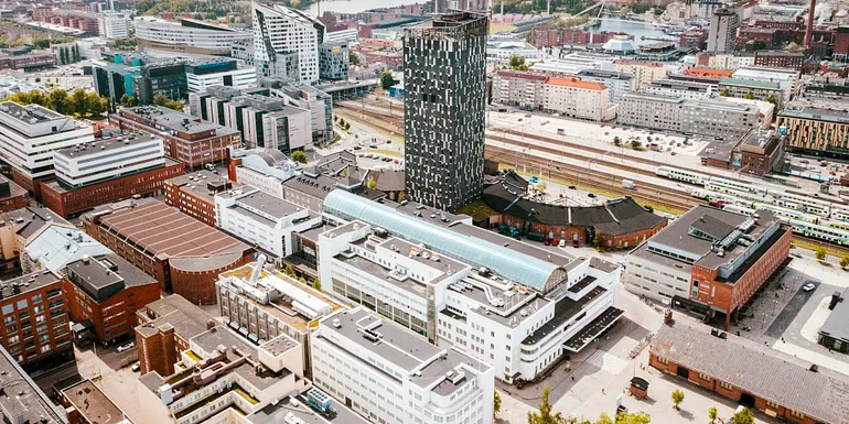 Kaupunkimaisema, jossa näkyy Tampereen keskustaa ja Tulllintorin kauppakeskus.