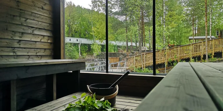 Saunan yksi seinä on pelkkää ikkunaa.