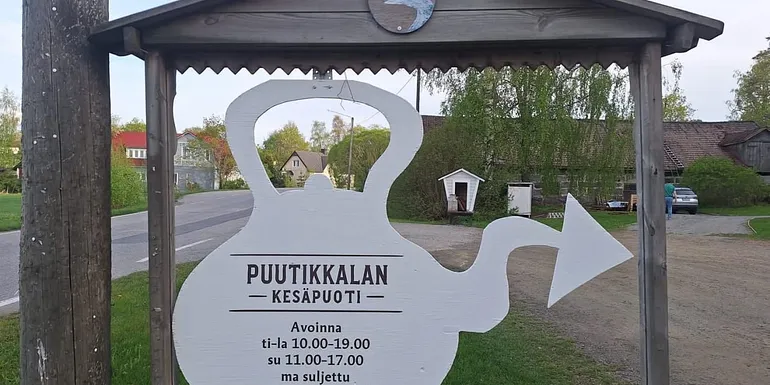 Puoti on Puutikkalan kylän raitilla