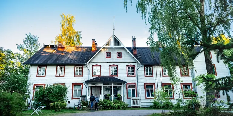 Kuvassa Kangasalan Lepokodin päärakennus