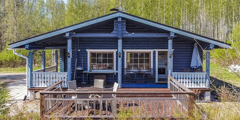 Huvila on Hankajärven rannalla.