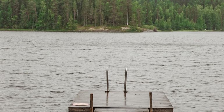 Uimalaituri Keihäsjärvellä Hevossaaren uimarannalla Kurussa.