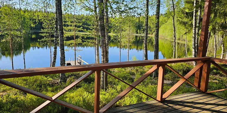 Mökiltä avautuu kaunis järvimaisema.