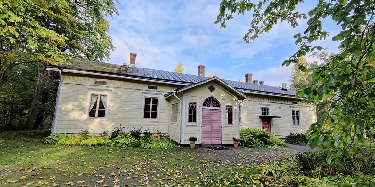 Päärakennus ulkoa