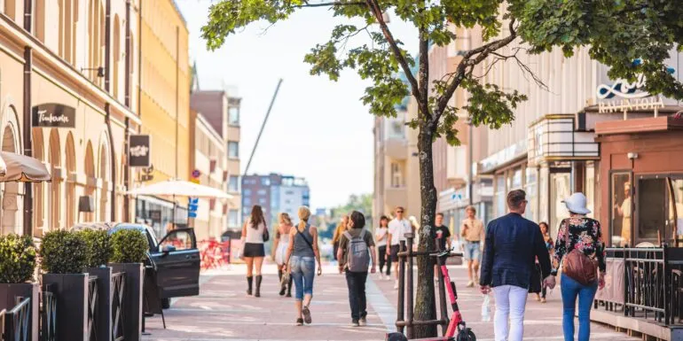 Kesäinen katu Tampereella, ihmisiä kävelemässä