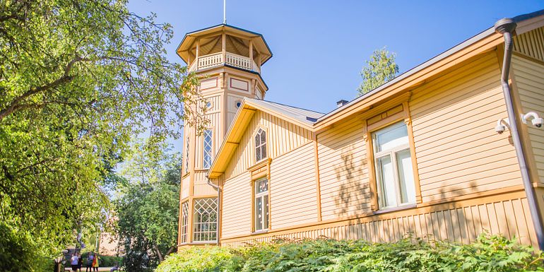 Sastamalan seudun museon rakennus puutarhassa, kulkee myös nimellä Tornihuvila.