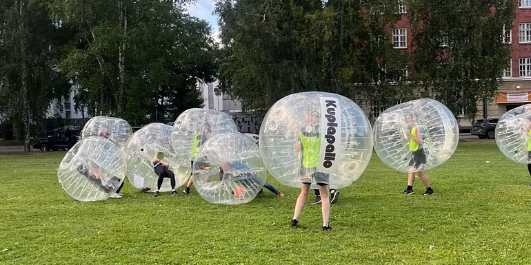 Kuplafutis on hauskin ryhmäaktiviteetti Tampereella.