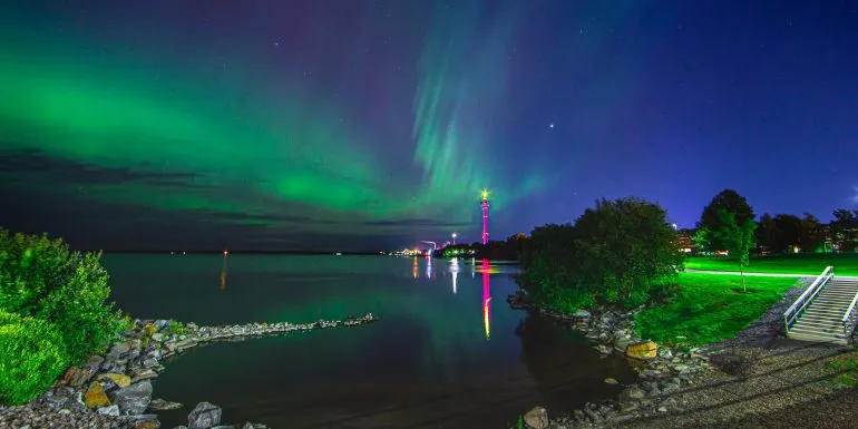 revontulet taivaalla Näsinneulan ja järven yllä