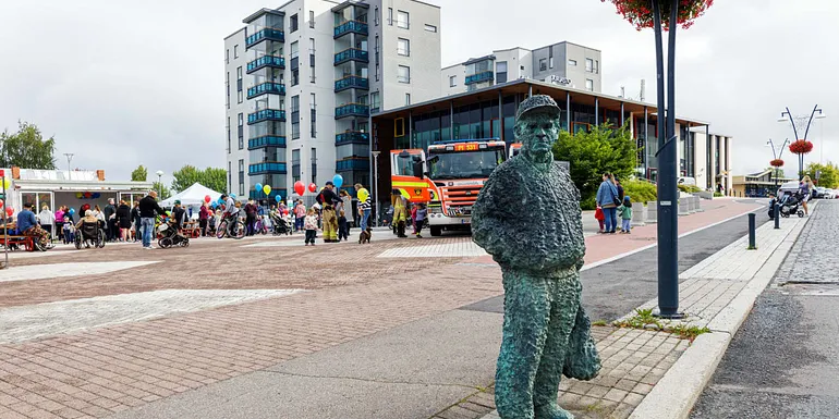 Valte-patsas seisomassa torin kulmalla
