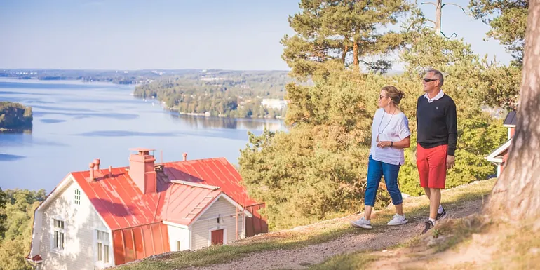 Woman and a man walking at Pispalanharju.