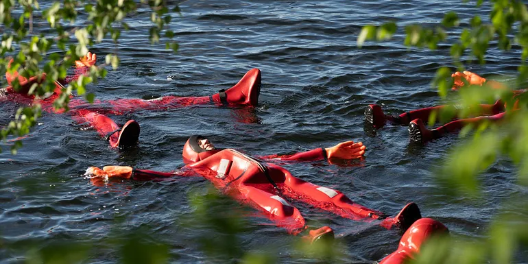 Rentoudu järvessä kelluen