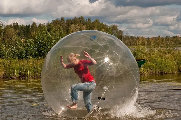 Kuplapallokävelyä veden päällä