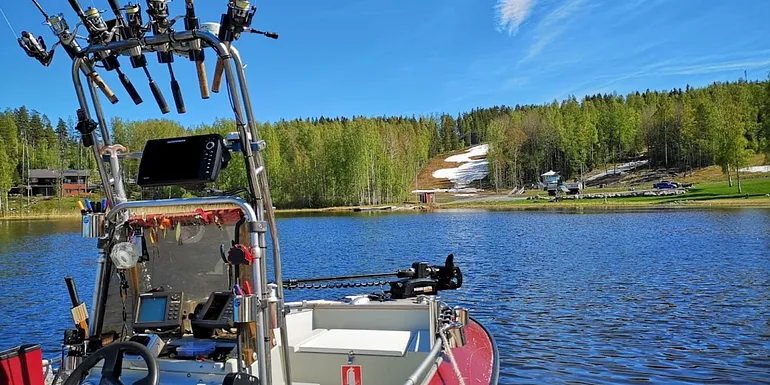 Käytettävissä kolme heittokalastukseen varusteltua opasvenettä.