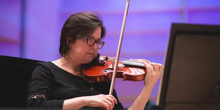 The violinist plays in the Tampere Philharmonic Orchestra's concert in the Tampere Hall.