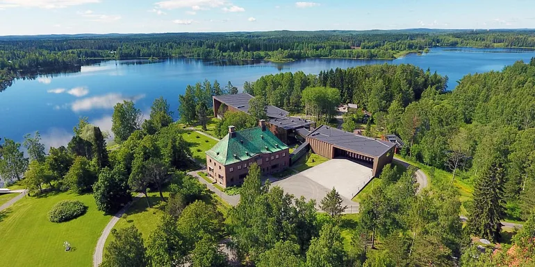 Serlachius Manor viewed from the air in the summertime.