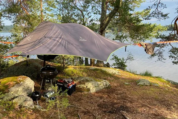 Tentsile tree tent -majoitus omassa saaressa