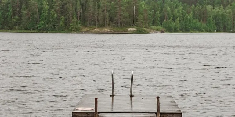 Uimalaituri Keihäsjärvellä Hevossaaren uimarannalla Kurussa