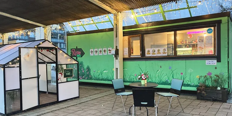 Front view of Rosie Deli with the winter cottage