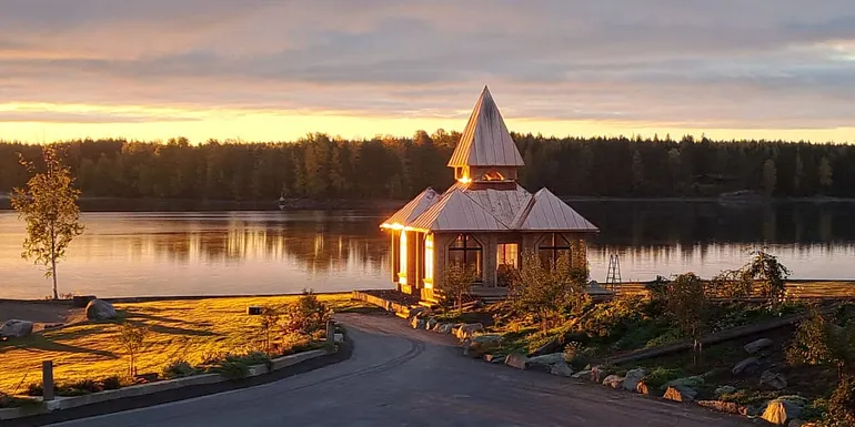 Kulkurin kappeli sijaitsee Tarjanneveden rannalla.