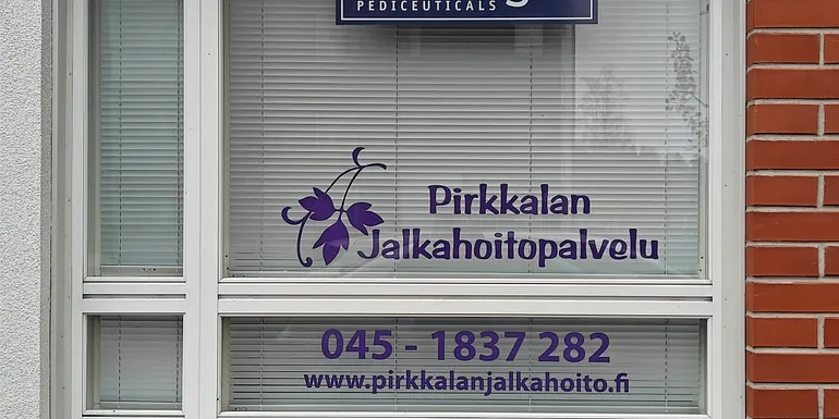 Yrityksen logo ikkunassa