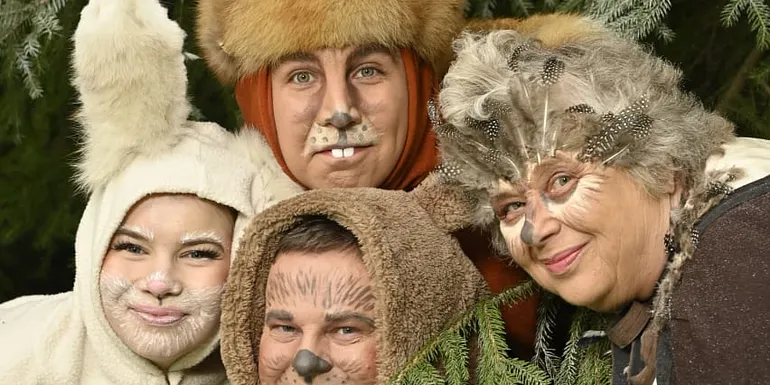 Oravaksi, pupuksi, karhuksi ja pöllöksi maskeeratut näyttelijät