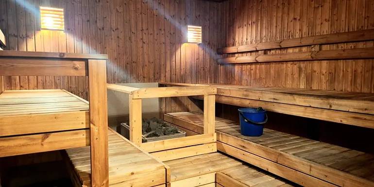 Suuri sauna mahdollistaa isommankin ryhmän saunottelut.