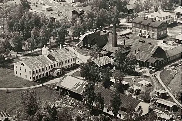 Opastettu kierros Lasikylässä