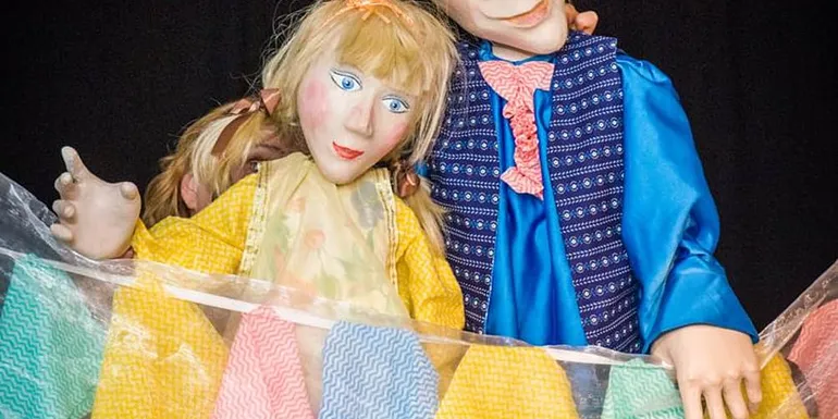 Kaksi nukketeatterin nukkea, Tuhkimo ja prinssi