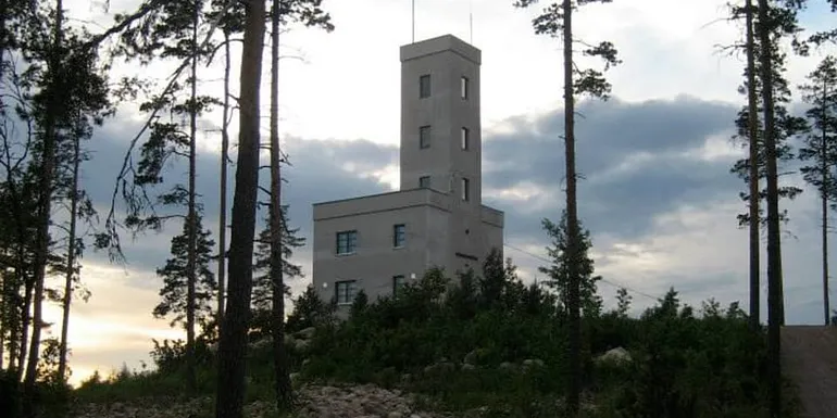 Mäntymetsän keskellä harjun laella valkoinen näkötorni